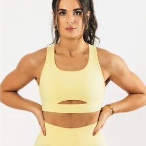 Alphalete Trinity Sports Bra buttery yellow size Medium